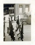 856014 Afbeelding van marcherende Duitse soldaten in de Voorstraat te Utrecht, met een swastika-vlag, gezien vanuit het ...